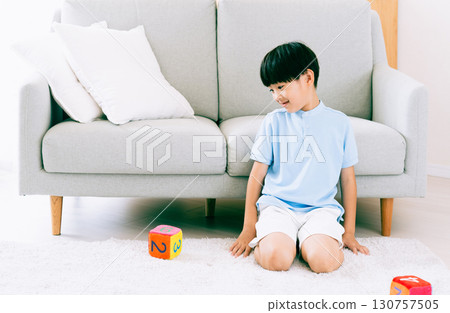 男孩玩數字骰子 130757505