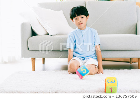 男孩玩數字骰子 130757509