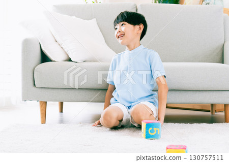 男孩玩數字骰子 130757511