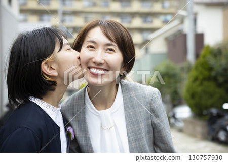 父母和孩子擁抱著微笑 130757930