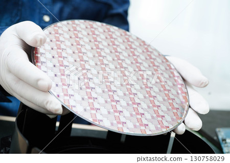 Silicon wafer for manufacturing semiconductor of integrated circuit. 130758029