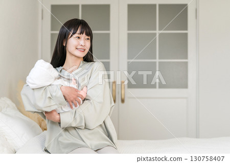 臥室,母親在臥室抱著嬰兒(安撫、哄睡、照顧孩子) 臥室,母親在臥室抱著嬰兒(安撫、哄睡、照顧孩子) 130758407