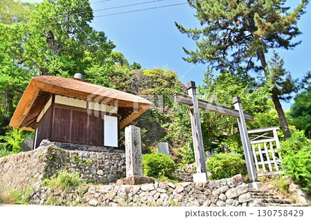 長樂寺的茅草屋頂詩歌朗誦堂,背景是湛藍的天空 長樂寺的茅草屋頂詩歌朗誦堂,背景是湛藍的天空 130758429