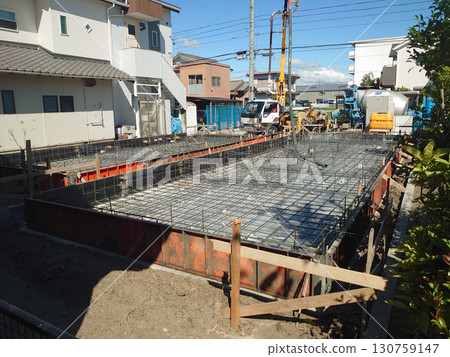Scenes from the construction of a new detached house and foundation work (from setting up formwork to pouring concrete, pouring) 130759147