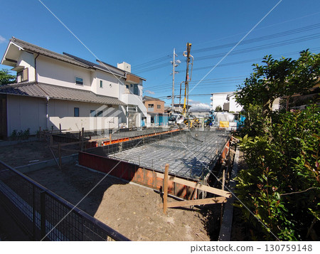 Scenes from the construction of a new detached house and foundation work (from setting up formwork to pouring concrete, pouring) 130759148