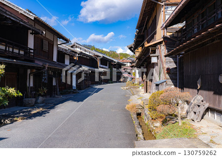 [郵城素材]冬日晴天的妻籠宿街景[長野縣] 130759262