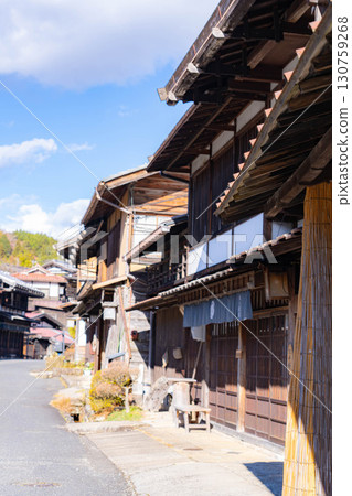 [郵城素材]冬日晴天的妻籠宿街景[長野縣] 130759268