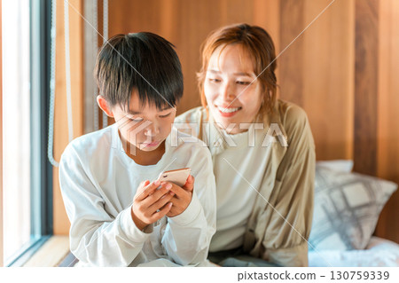 使用智慧型手機、應用程式、SNS 和遊戲的兒童 130759339