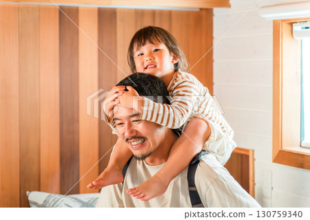 父親背著女兒(育兒、育兒、ikumen、度假) 父親背著女兒(育兒、育兒、ikumen、度假) 130759340