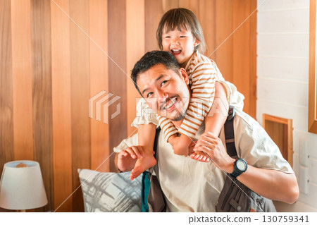 父親背著女兒(育兒、育兒、ikumen、度假) 父親背著女兒(育兒、育兒、ikumen、度假) 130759341
