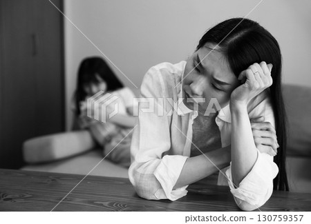 憂心忡忡的單親媽媽的形象 130759357