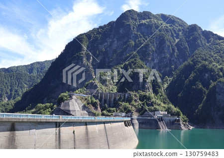 黑部湖是北陸地區著名的人工湖之一 黑部湖是北陸地區著名的人工湖之一 130759483