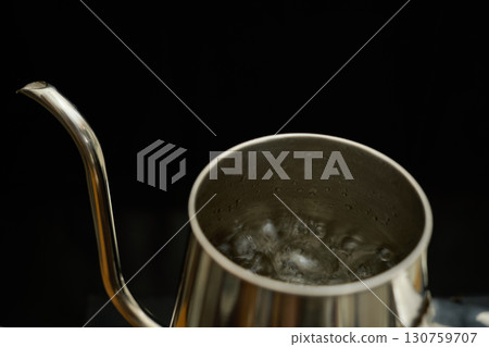 滴濾壺裡的水沸騰了。一系列照片展示了使用紙滴濾壺沖泡咖啡的過程。 130759707