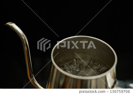 滴濾壺裡的水沸騰了。一系列照片展示了使用紙滴濾壺沖泡咖啡的過程。 滴濾壺裡的水沸騰了。一系列照片展示了使用紙滴濾壺沖泡咖啡的過程。 130759708