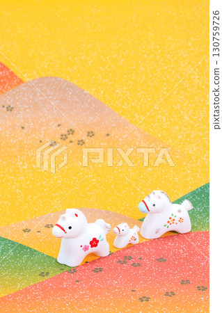 馬年新年材料：一匹馬和它的孩子在田野裡奔跑 130759726