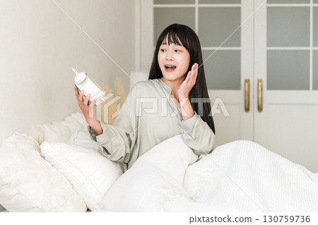 年輕的亞洲女性看到鬧鐘時感到驚訝和驚訝(睡過頭、遲到、睡過頭) 年輕的亞洲女性看到鬧鐘時感到驚訝和驚訝(睡過頭、遲到、睡過頭) 130759736