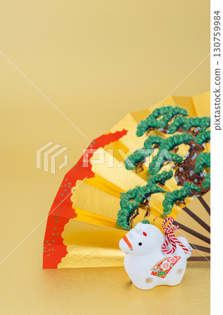 馬年新年材料白馬和裝飾扇金色背景 130759984