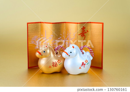 Year of the Horse New Year's Material Gold and Silver Fukujugo and Gold Folding Screen Gold Background 130760161