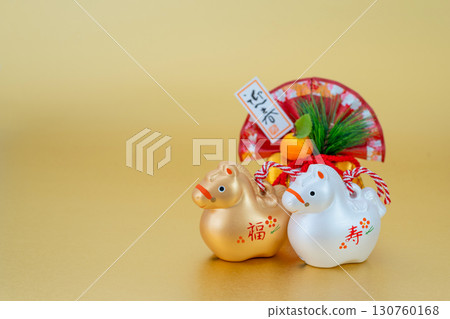 馬年新年材料金銀福祿壽和新年裝飾金色背景 馬年新年材料金銀福祿壽和新年裝飾金色背景 130760168