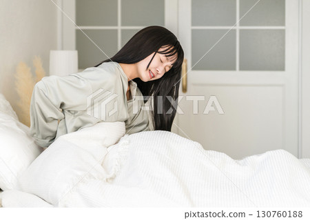 日本女性在臥室患有背痛,如背痛和疝氣 日本女性在臥室患有背痛,如背痛和疝氣 130760188