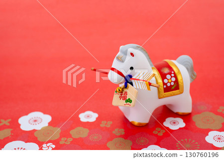 馬年新年素材:紅色背景手持箭矢和梅花花瓣的白馬 馬年新年素材:紅色背景手持箭矢和梅花花瓣的白馬 130760196