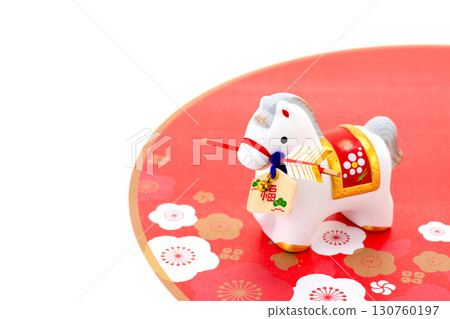 Year of the Horse New Year's Material: A white horse holding a hamaya arrow and plum blossom petals Year of the Horse New Year's Material: A white horse holding a hamaya arrow and plum blossom petals 130760197