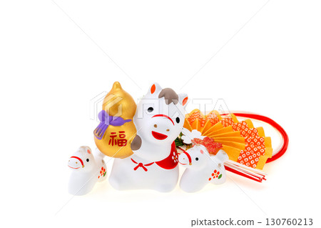 馬年新年素材可愛白馬親子手捧葫蘆 馬年新年素材可愛白馬親子手捧葫蘆 130760213