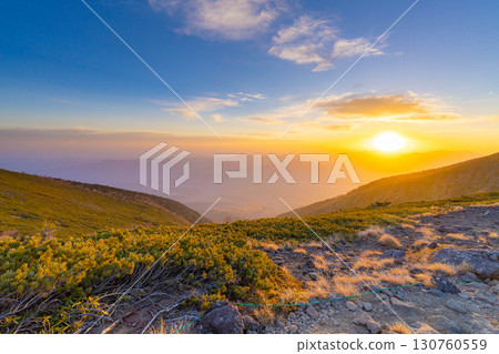 [Sunrise material] Sunrise seen from Mt. Iodake in early winter [Nagano Prefecture] 130760559