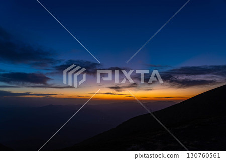 [Sunrise material] Sunrise seen from Mt. Iodake in early winter [Nagano Prefecture] 130760561