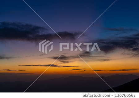 [Sunrise material] Sunrise seen from Mt. Iodake in early winter [Nagano Prefecture] 130760562