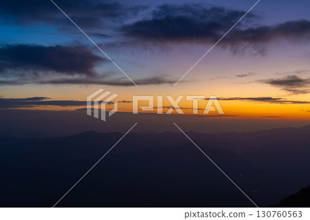 [Sunrise material] Sunrise seen from Mt. Iodake in early winter [Nagano Prefecture] 130760563