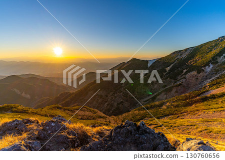 [夕陽素材]秋天從碘嶽山看到的夕陽/夕陽[長野縣] 130760656