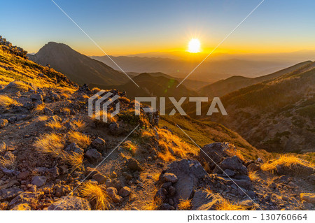 [夕陽素材]秋天從碘嶽山看到的夕陽/夕陽[長野縣] 130760664