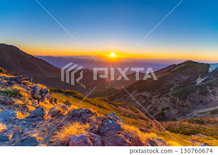 [夕陽素材]秋天從碘嶽山看到的夕陽/夕陽[長野縣] 130760674