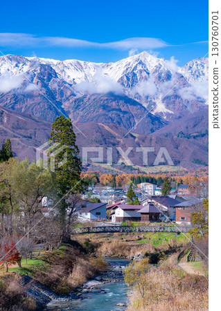 [秋天素材]從白馬村和大出公園看到的三層紅葉的秋天風景[長野縣] 130760701