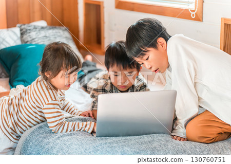兄弟姐妹在電腦上觀看動漫和影片(應用程式、網路) 兄弟姐妹在電腦上觀看動漫和影片(應用程式、網路) 130760751