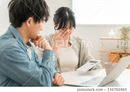 A young Asian couple struggling financially with rising prices (deficit, expenses, wasteful spending, loan, repayment) 130760965