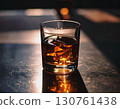 威士忌放在吧台上 130761438