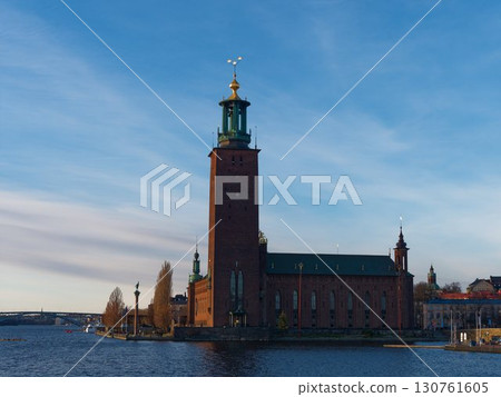 藍天背景下的瑞典斯德哥爾摩市政廳 130761605