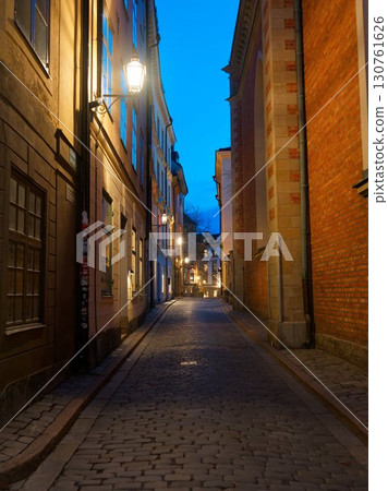 世界遺產老城區燈火通明的街道 130761626