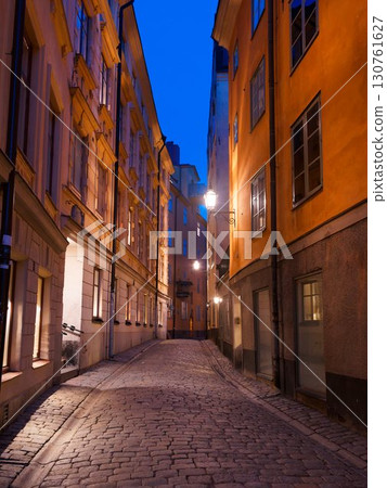 世界遺產老城區燈火通明的街道 130761627