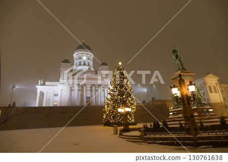 燈光璀璨的聖誕樹和赫爾辛基大教堂 130761638
