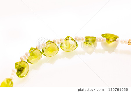 白色背景下的橄欖石珠串和流蘇 130761966