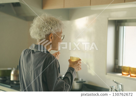 Elderly people who take medicine when they wake up Elderly people who take medicine when they wake up 130762672