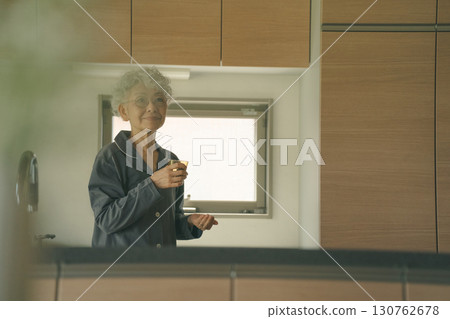 Elderly people who take medicine when they wake up Elderly people who take medicine when they wake up 130762678