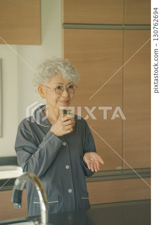 Elderly people who take medicine when they wake up 130762694