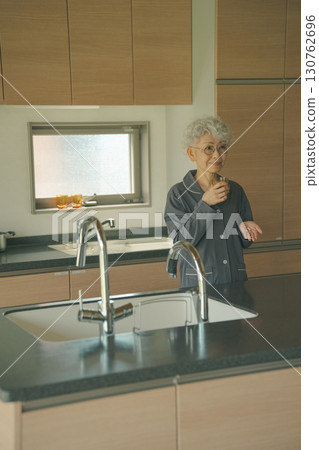 Elderly people who take medicine when they wake up Elderly people who take medicine when they wake up 130762696