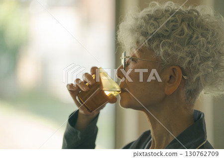 老年人喝水 130762709