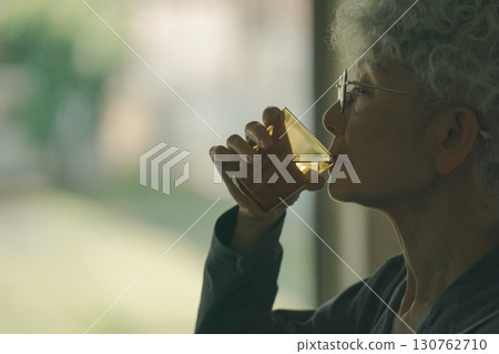 老年人喝水 130762710