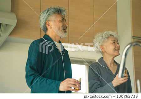 Elderly couple drinking water in the morning 130762739
